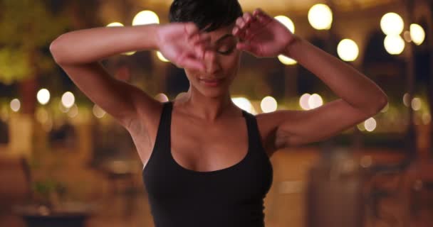 Güzel Genç Bir Kadın Rahatlatıcı Şehvetli Bir Dans Yaparken Kameraya — Stok video