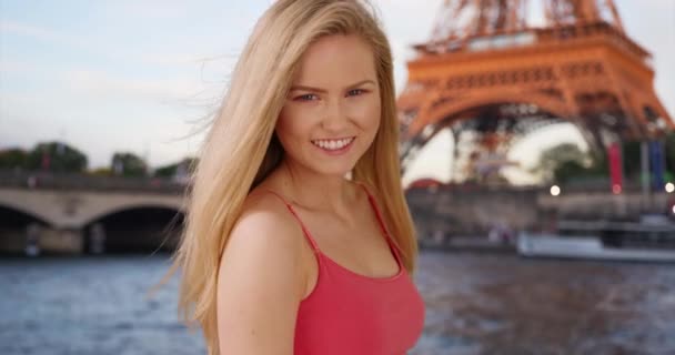 Белая Женщина Париже Франция Счастливо Позирует Перед Камерой Привлекательная Блондинка — стоковое видео