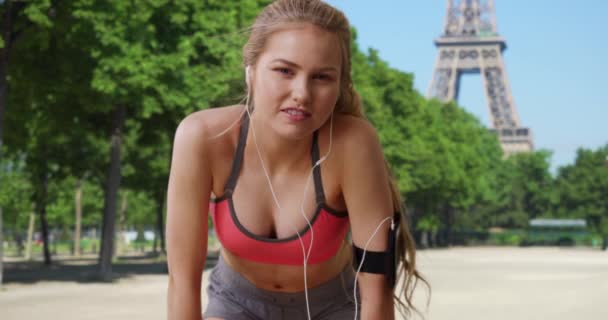 Tânără Blondă Energică Pauză După Alergare Paris Franța Alergătorul Caucazian — Videoclip de stoc