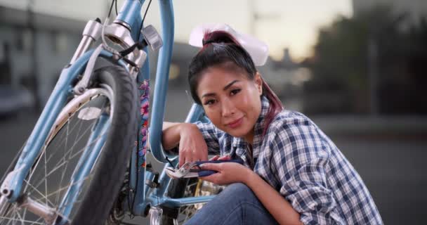 Ασιατικές Γυναίκα Χαμογελώντας Ποδήλατο — Αρχείο Βίντεο