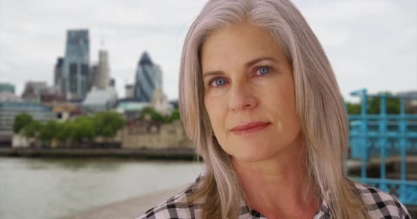 Kıdemli Beyaz Kadın Başını Kameraya Çeviriyor Arkasında Londra Manzarası Var — Stok video