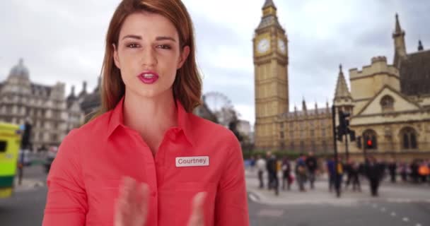 Biała Brunetka Rozmawiająca Pobliżu Big Bena Londynie Podczas Wycieczki Mieście — Wideo stockowe