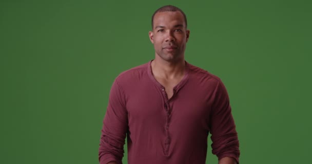 Hombre Afroamericano Posando Para Retrato Pantalla Verde Pantalla Verde Para — Vídeos de Stock