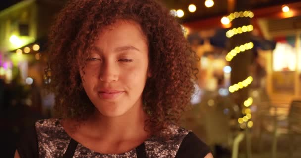 在迈阿密的一家酒吧里 头发卷曲的年轻黑人妇女玩得很开心 非裔美国人千年在热带海滩附近的一家餐馆微笑 快乐的黑人女孩在海边玩得很开心 — 图库视频影像