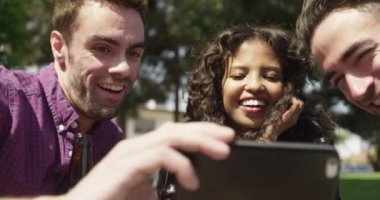 Hippi arkadaşlar akıllı telefonlarda video paylaşıyorlar