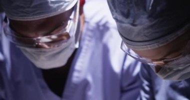 Doktor İkili ameliyathanede.