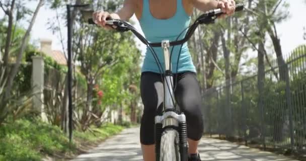 Mulher Saudável Sorrindo Andar Bicicleta — Vídeo de Stock