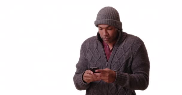 Afro Américain Tremble Sur Fond Blanc Sur Son Téléphone Intelligent — Video
