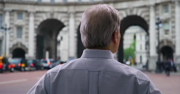 Bílý Hlavní Turista Rozhlédne Okolí Admirality Arch Londýně Starý Muž — Stock video