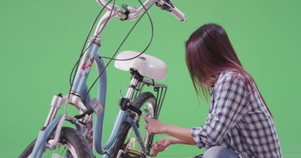 Ásia Mulher Dando Ela Bicicleta Rápido Tuneup Verde Tela Tela — Vídeo de Stock