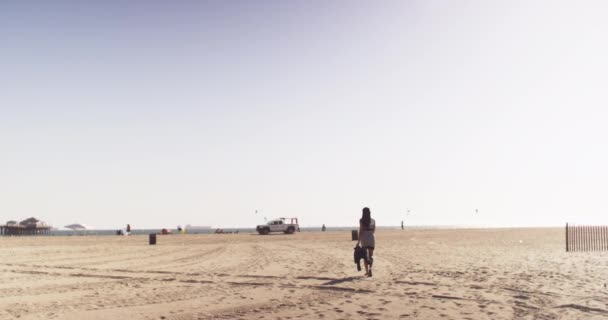 Νεαρή Γυναίκα Περπατά Προς Τον Ωκεανό Αμμώδη Παραλία — Αρχείο Βίντεο