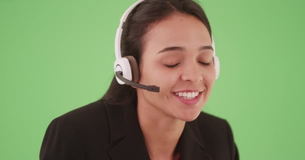 Hispanische Kundendienstmitarbeiterin Auf Greenscreen Für Compositing Oder Keying Latina Callcenter — Stockvideo