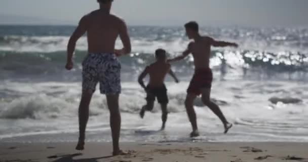 Енергетична Група Молодих Міжрасових Друзів Які Грають Пляжному Березі — стокове відео