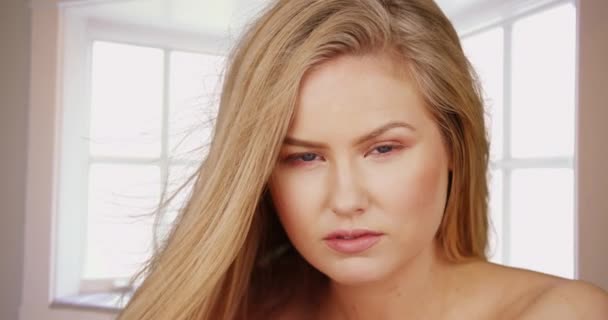 Portrét Atraktivní Modelky Pózující Jasnými Okny — Stock video