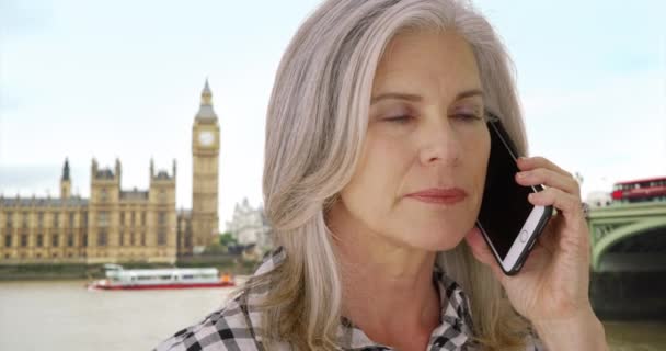 Mulher Férias Londres Responde Uma Chamada Angustiante Casa Feminino Branco — Vídeo de Stock