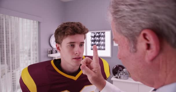脳震盪後の中間老化させた医者試験のフットボール選手 — ストック動画
