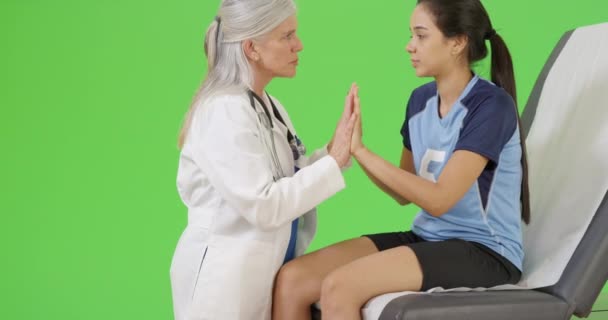 Ein Verletzter Fußballer Sucht Auf Dem Grünen Bildschirm Medizinische Hilfe — Stockvideo
