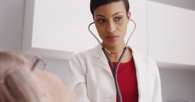 Genç çekici doktor stetoskop ile dinleme