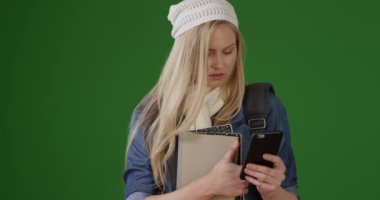 Yeşil ekranda sosyal bilgiler ara sınavına cevap gönderen hippi kızın portresi. Anahtar ya da birleşik olmak üzere yeşil ekranda.