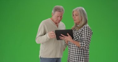 Tablet bilgisayarda seyir çekici Olgun çift