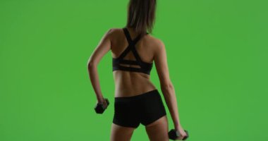 İspanyol bir kız yeşil ekranda çalışıyor. Anahtar ya da birleşik olmak üzere yeşil ekranda.