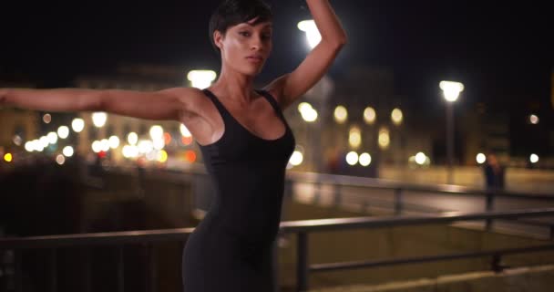 Atraktivní Mladá Smíšená Závodní Fena Tančí Noci Venku Florencii Sexy — Stock video