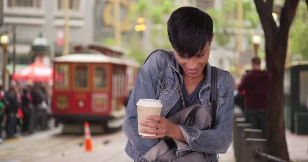 Czarna Kobieta Wyciągająca Smartfona Torebki Czekając Wózek San Francisco Tysiącletnia — Wideo stockowe