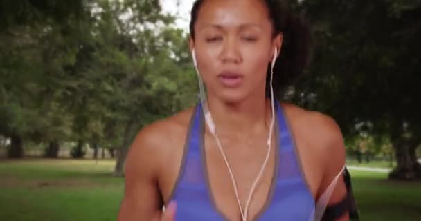 Zdrowa Mieszanka Rasy Biegnąca Przez Park Wieloetniczna Milenijna Atletka Biegająca — Wideo stockowe