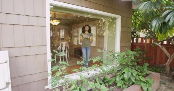 Kahveli Afrikalı Kadın Pencereden Bakıyor — Stok video