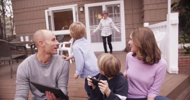 Yaşlı Büyükanne Dışarıda Oturan Mutlu Aileyi Şaşırtıyor — Stok video