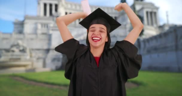 Absolwentka Latynoski Radością Przyjmuje Dyplom Ukończenia Studiów Rzymie Świętowanie Latynoski — Wideo stockowe