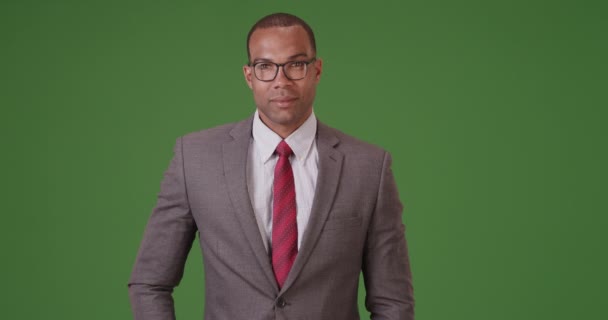 Černý Obchodník Pózuje Pro Portrét Zelené Obrazovce Zelené Obrazovce Která — Stock video