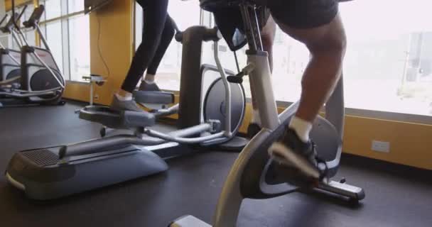 Pernas Bombeando Afastado Ginásio Fitness Exercitar Equipamentos Homem Mulher Elíptica — Vídeo de Stock