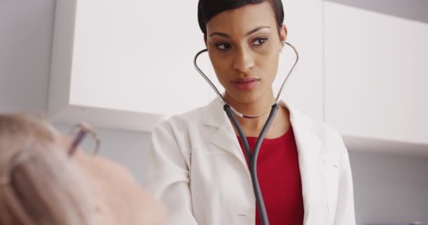 Jeune Médecin Attrayant Écoutant Avec Stéthoscope — Video