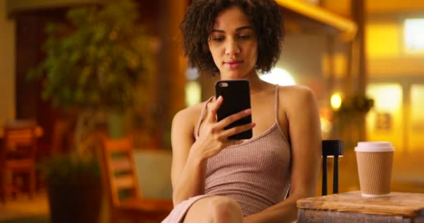Aantrekkelijke Zwarte Vrouw Kijken Schattige Kat Video Haar Smartphone Apparaat — Stockvideo