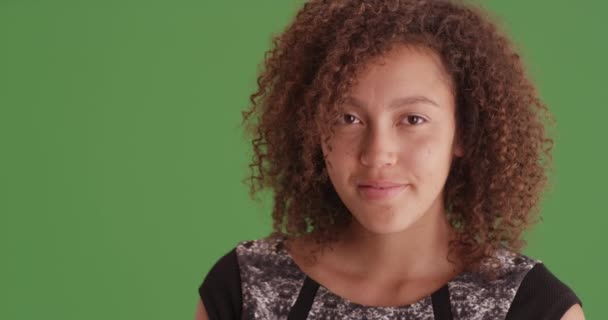 Joven Mujer Negra Con Pelo Rizado Divierte Pantalla Verde Pantalla — Vídeos de Stock