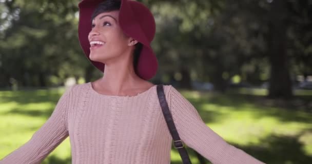 Mulher Negra Despreocupada Feliz Girando Redor Parque Sorrindo Menina Milenar — Vídeo de Stock