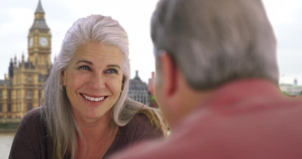 Ancianos Caucásico Hombre Mujer Charlar Mientras Está Vacaciones Londres Una — Vídeo de stock