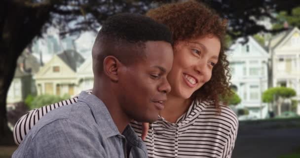 Junge Afroamerikanische Paare Unterhalten Sich Einem Park Schwarze Millennials Hängen — Stockvideo