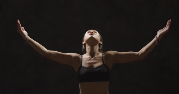 Retrato Mujer Atlética Tomando Respiro Aire Del Entrenamiento — Vídeos de Stock