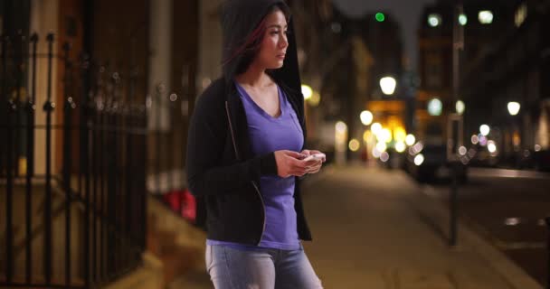 Japonaise Sweat Capuche Noir Textant Sur Téléphone Portable Dans Rue — Video