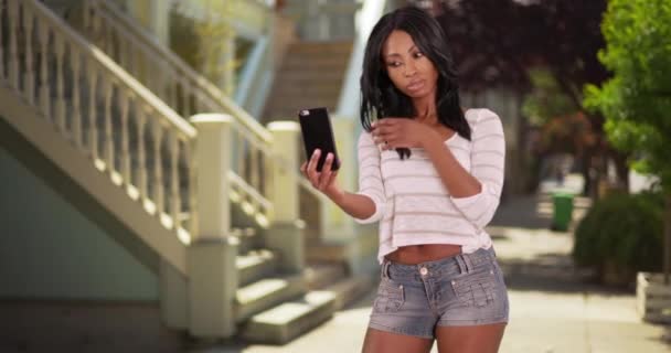 Een Zwarte Vrouw Staat Voor Haar Appartement San Francisco Sms — Stockvideo
