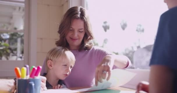 Zwei Attraktive Weiße Eltern Verbringen Zeit Mit Ihren Beiden Kindern — Stockvideo