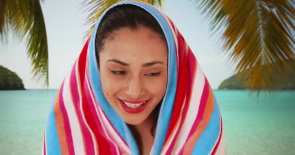 Una Mujer Latina Relaja Playa Con Una Toalla Envuelta Alrededor — Vídeos de Stock