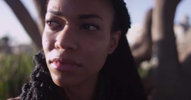 Поруч Чорною Жінкою Обличчі Сяє Сонце — стокове відео