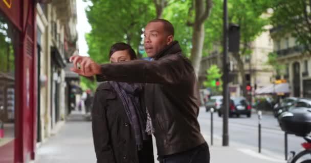 Touristes Noirs Hommes Femmes Arrêtant Taxi Dans Ville Paris Couple — Video
