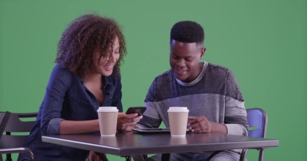若いアフリカ系アメリカ人のカップルは緑色の画面にコーヒーを持っている 緑の画面でキーまたは構成されます — ストック動画