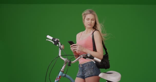 Härlig Ung Kalifornisk Kvinna Stranden Sms Cykelägare Att Plocka Upp — Stockvideo