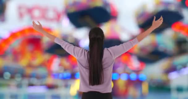 Självsäker Latina Nöjespark Håller Fram Armarna Glädje Spännande Latinamerikansk Kvinna — Stockvideo