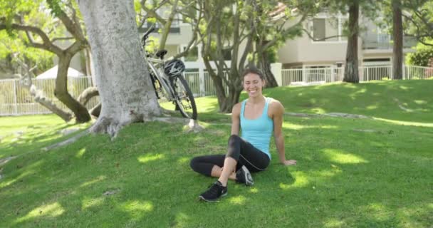 Mujer Joven Sentada Hierba — Vídeos de Stock